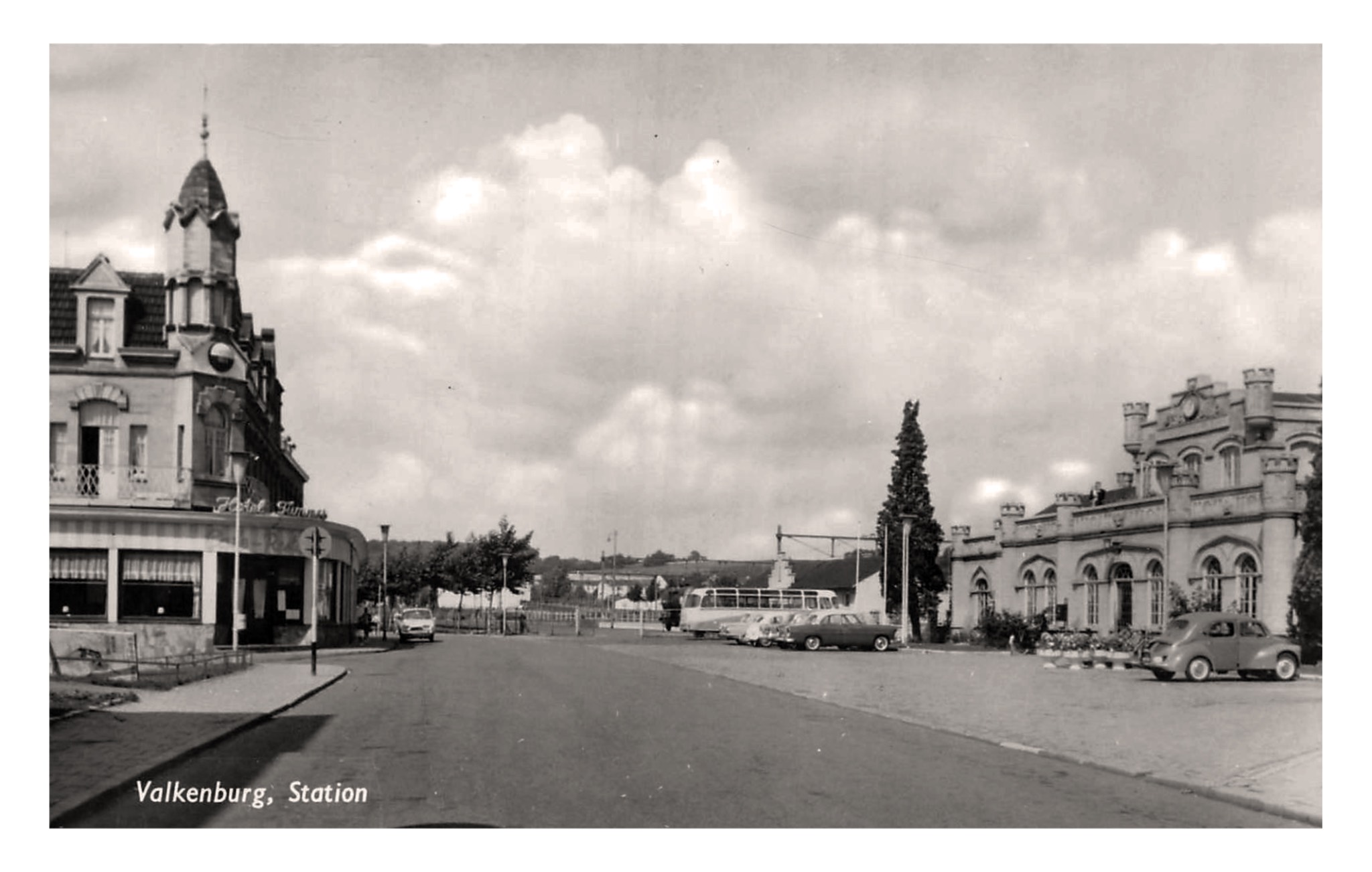 Valkenburg (NL) la Gare, Place de la Gare.jpg