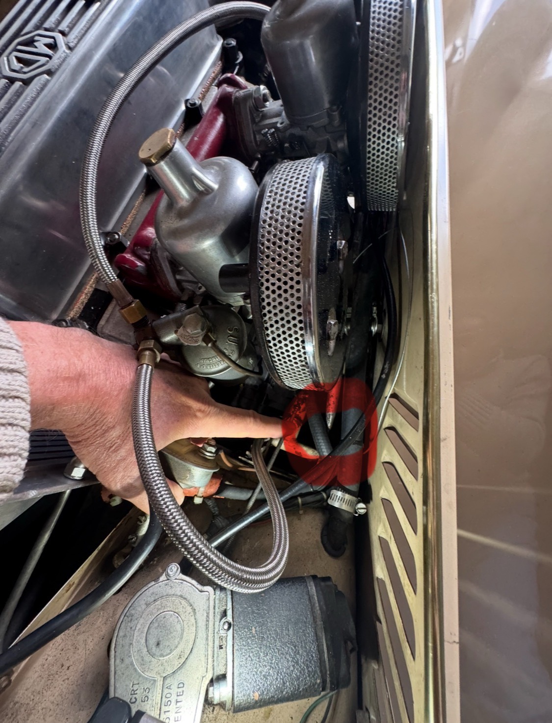 la durite qui passe le long de la carrosserie intérieure