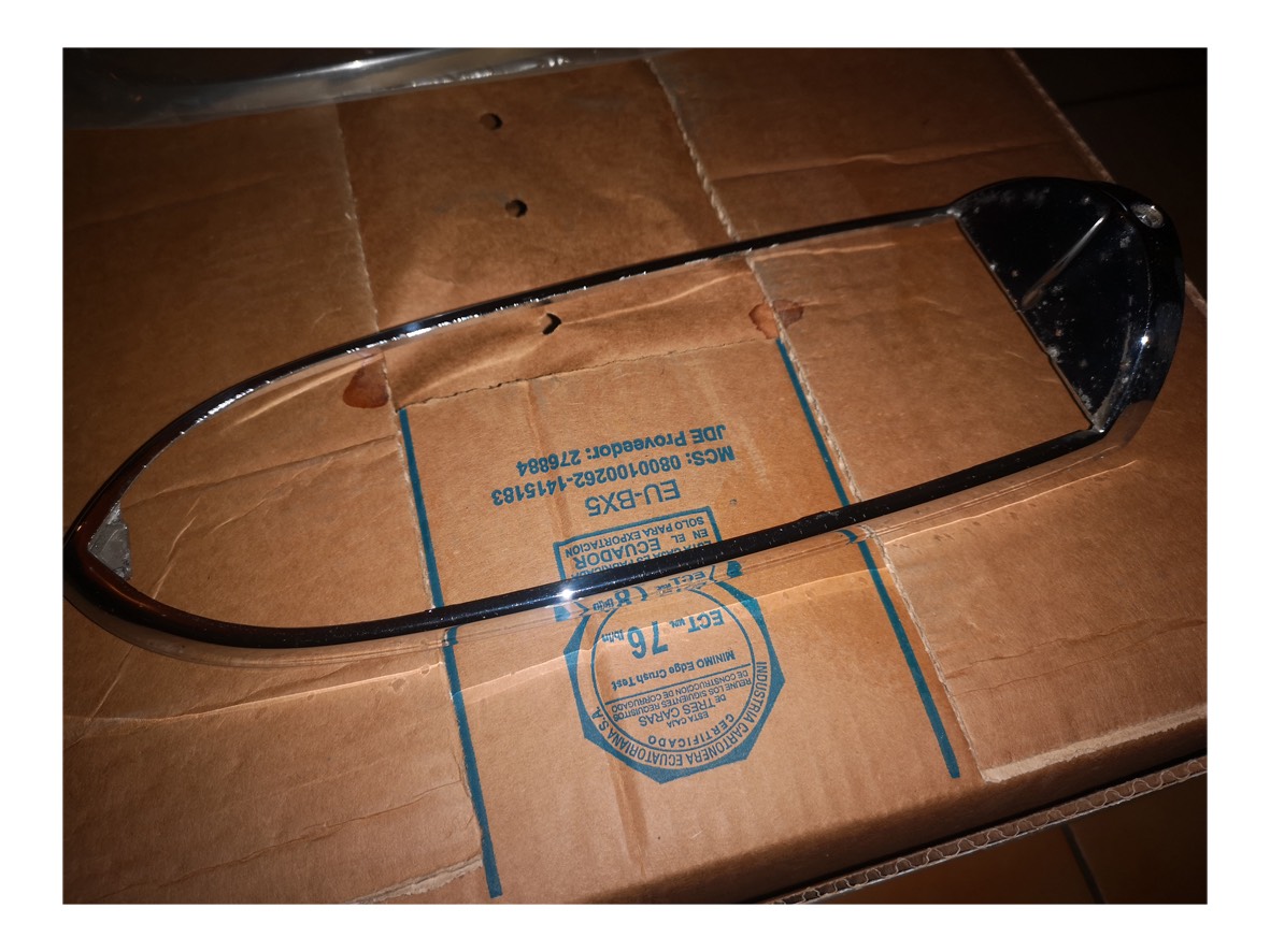 MG B C, garniture chrome feux arrière 4.jpg