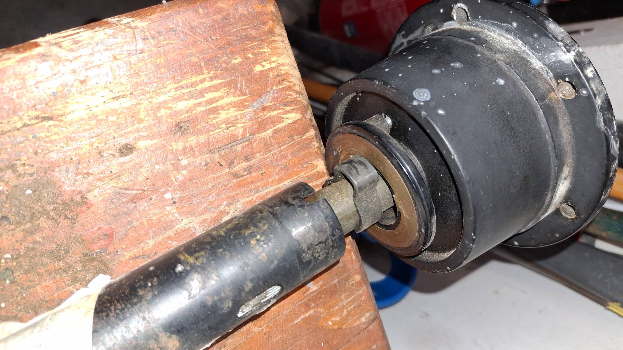 Comment est reliée la piste au faisceau?