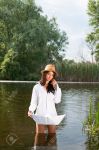 5305002-attrayante-jeune-femme-avec-un-bateau-de-papier-dans-la-rivi-re-portant-le-chapeau-et-la-chemise-Banque-d_images.jpg