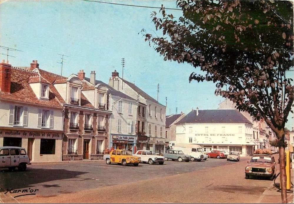 Angerville-91-La-place.jpg