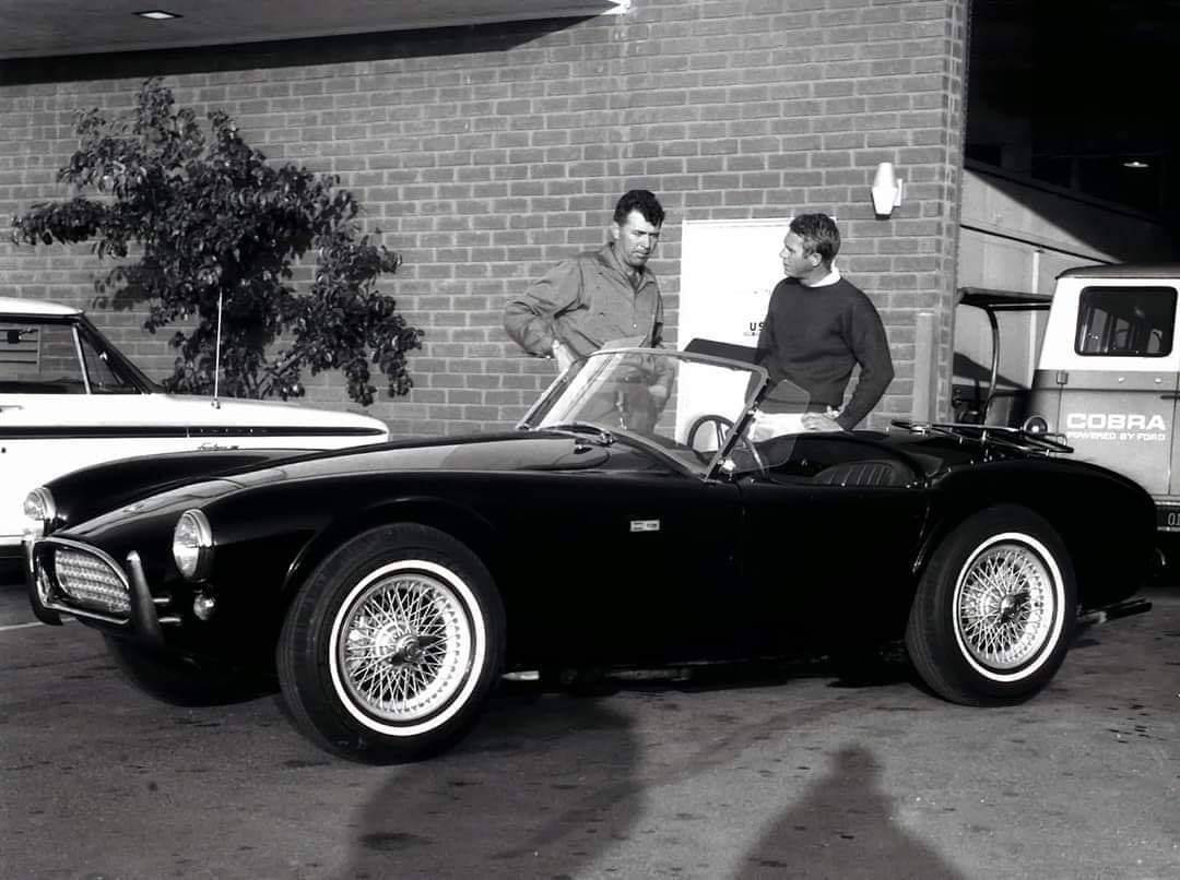 Steve McQueen discute de l'AC Cobra avec Carroll Shelby à Los Angeles, 1963.jpg