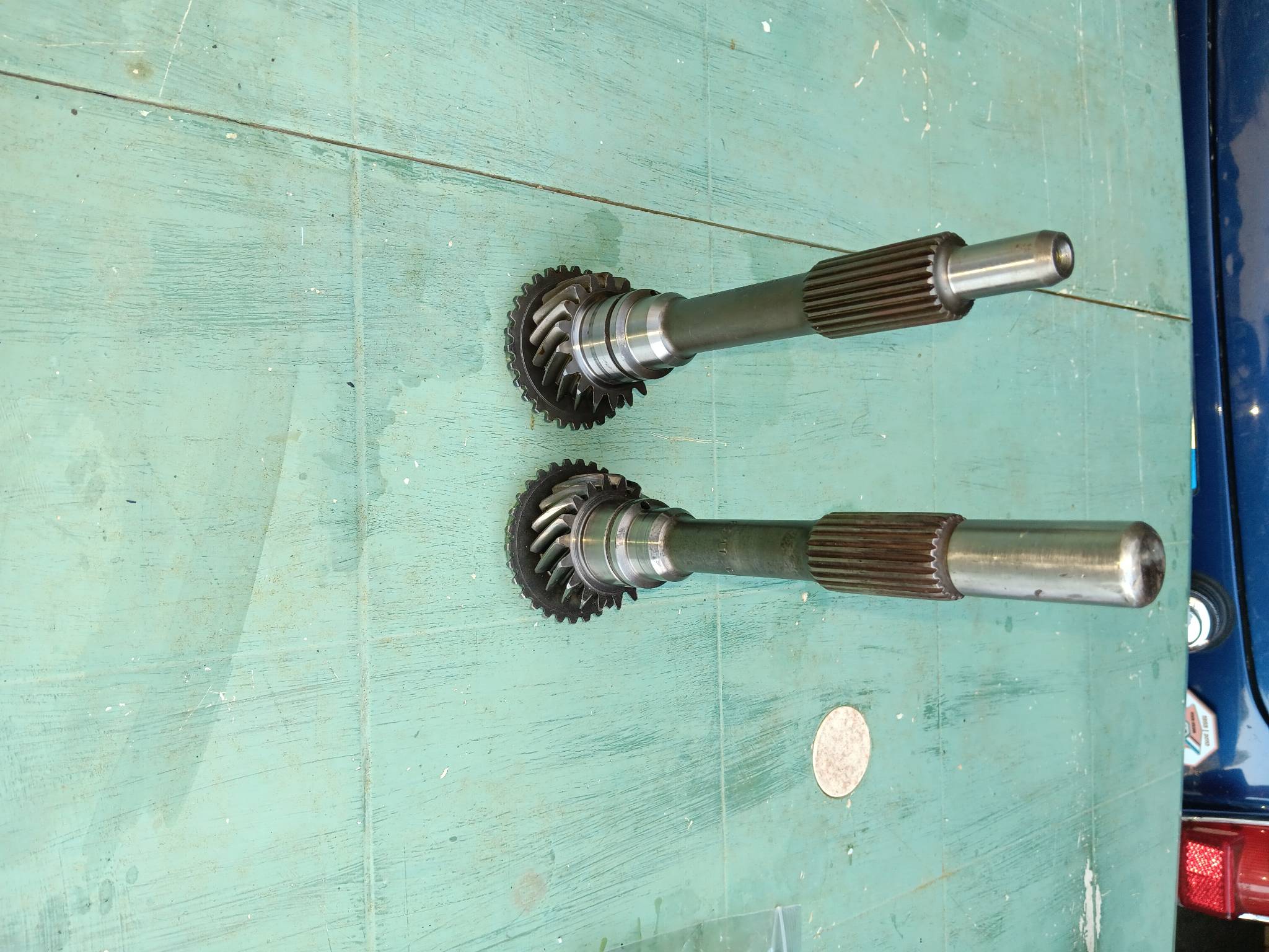 arbre primaire Ford T9,a droite le neuf,à gauche ce lui modifié par le précédent propriétaire 24 aout24.jpg