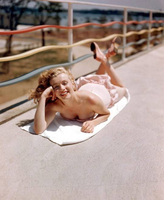 Marilyn Monroe photographed by Arthur 'Weegee' Fellig, in Long Island, 1949..jpg