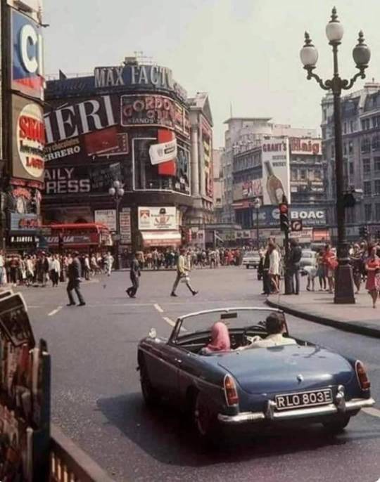 Piccadilly Circus London 1960’s.jpg