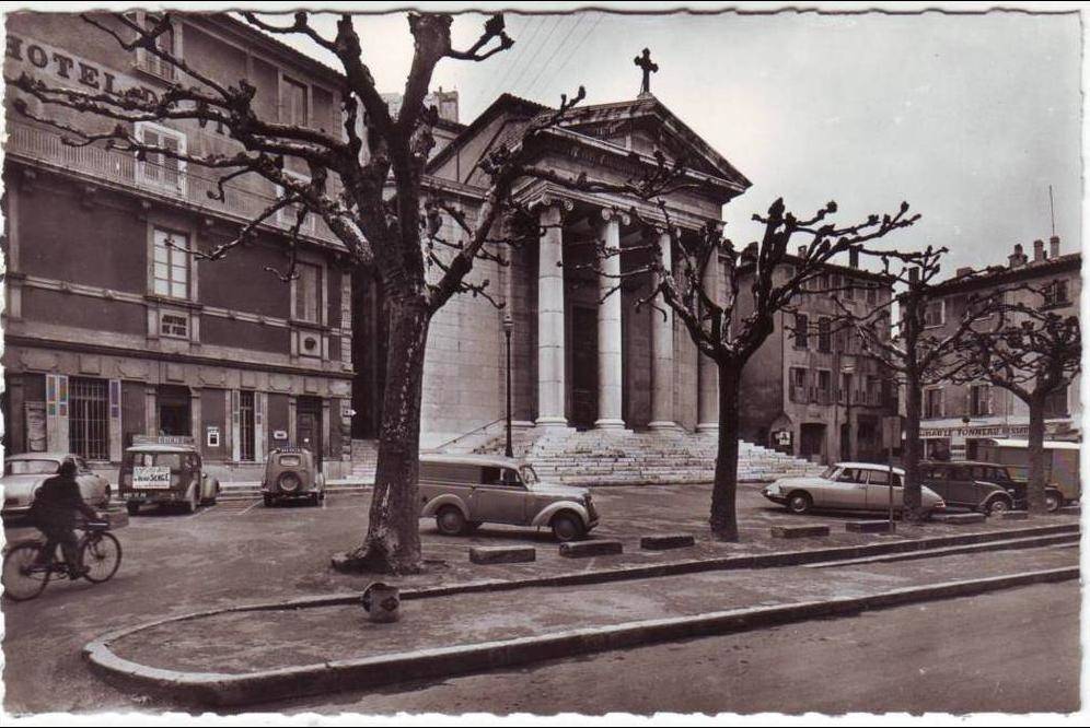 Crest Pl du Gal De Gaulle.jpg