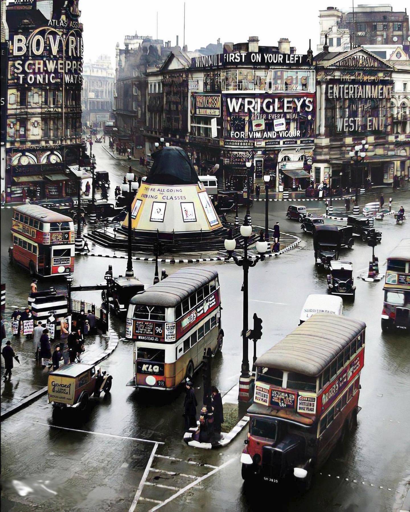 Londres Piccadilly circus 1939.jpg