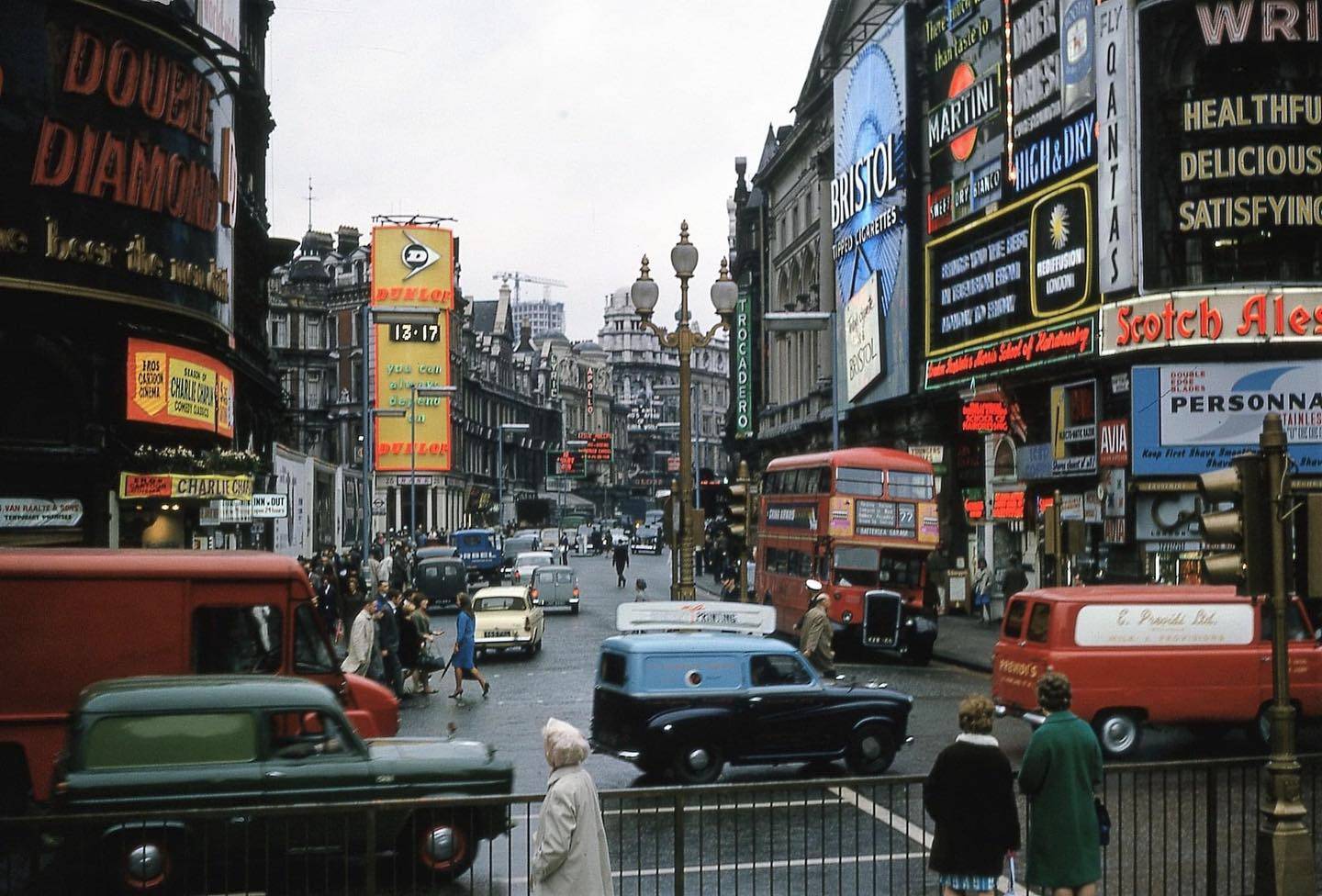 Londres Piccadilly circus en 1964.jpg