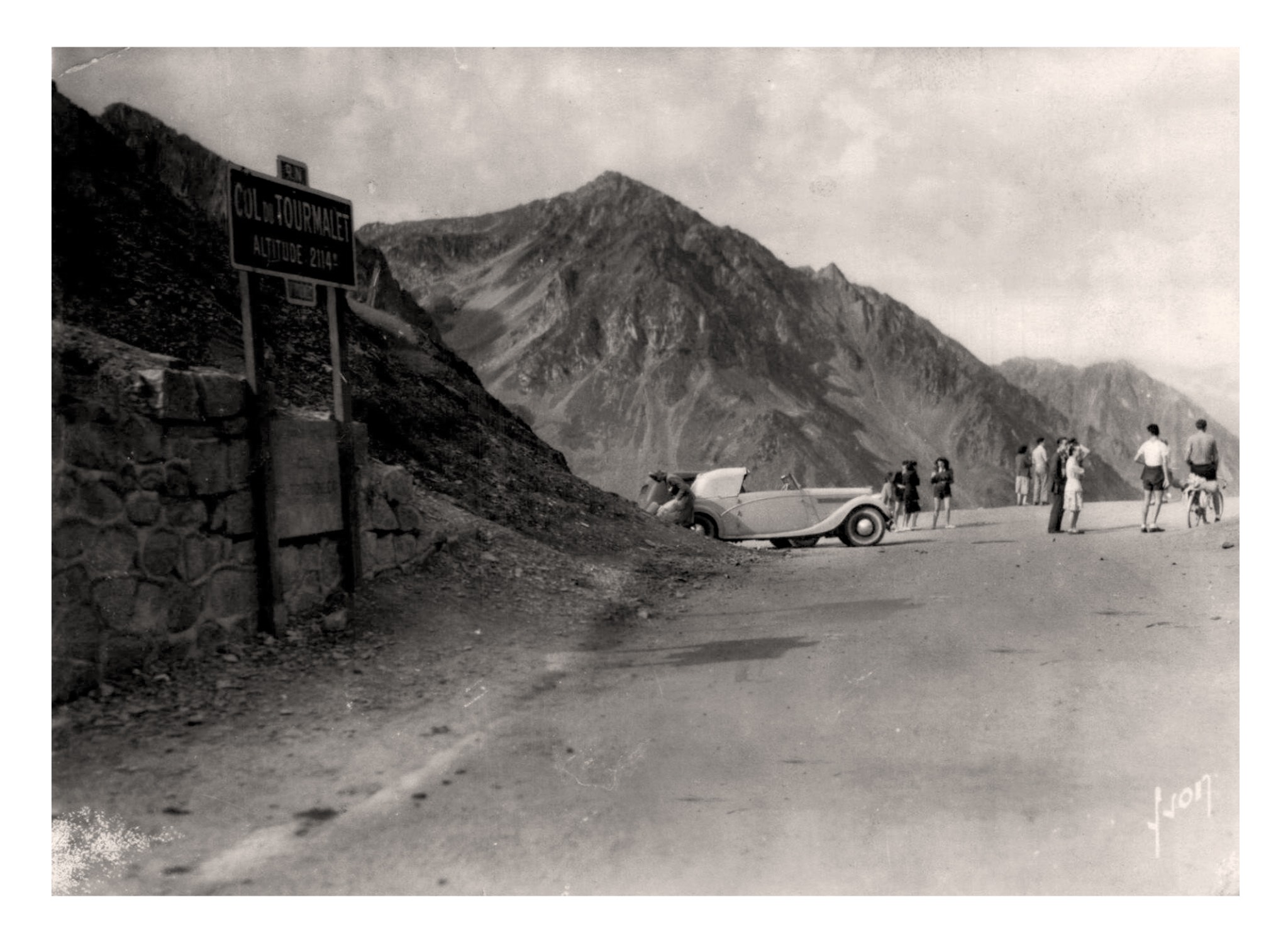 Le Tourmalet, Hautes Pyrénées, la tranchée du Col (Yvon, IB 4932).jpg
