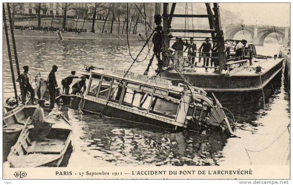 Paris autobus dans la Seine.jpg