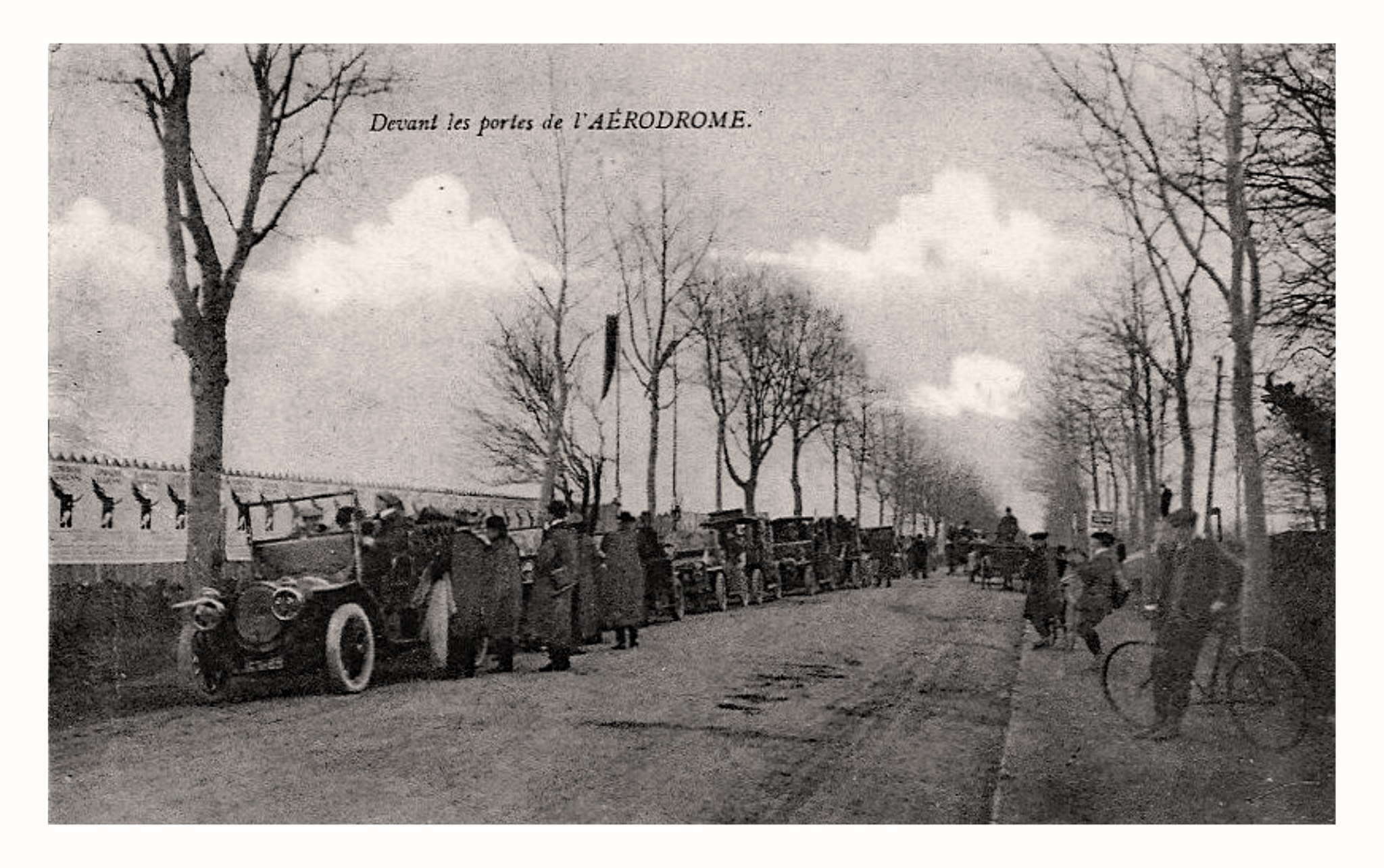 Devant les portes de l'aérodrome (F).jpg