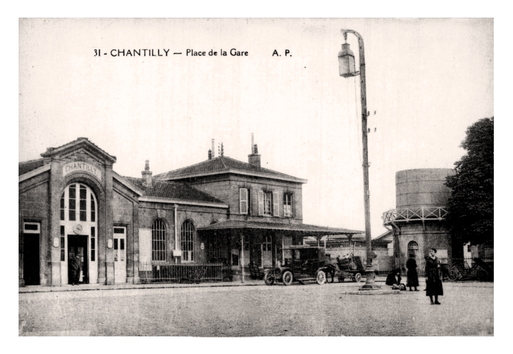 Chantilly, Place de la Gare (AP 31).jpg