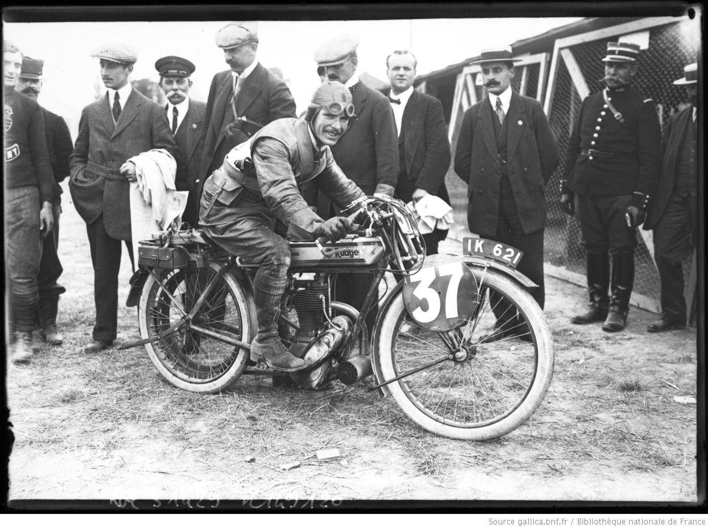 13-7-13, Amiens, grand prix des motocyclettes, Green sur Rudge avant le départ, entouré de spectateurs.jpg