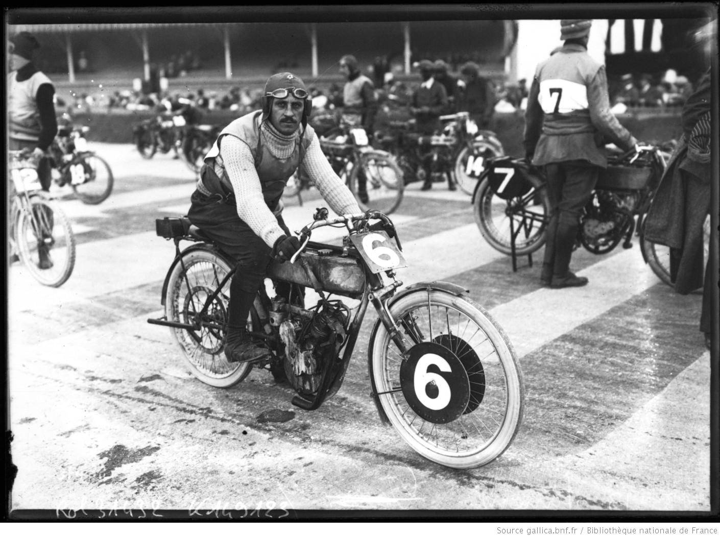 13-7-1913, Amiens, grand prix des motocyclettes, Decaup sur Alcyon sur la ligne de départ.jpg