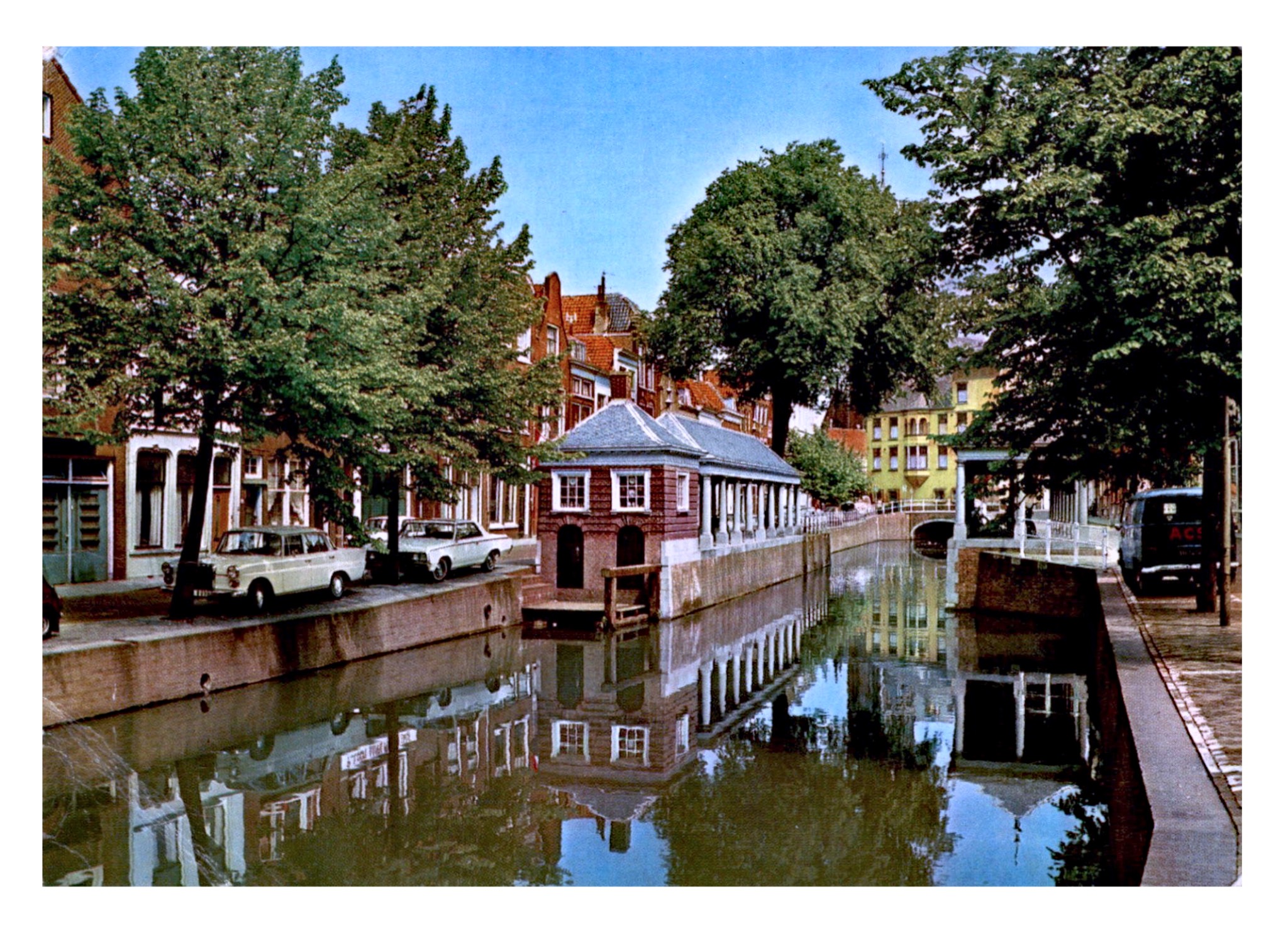 Gouda (NL) Visbanken aan de Gouwe (MUVA).jpg
