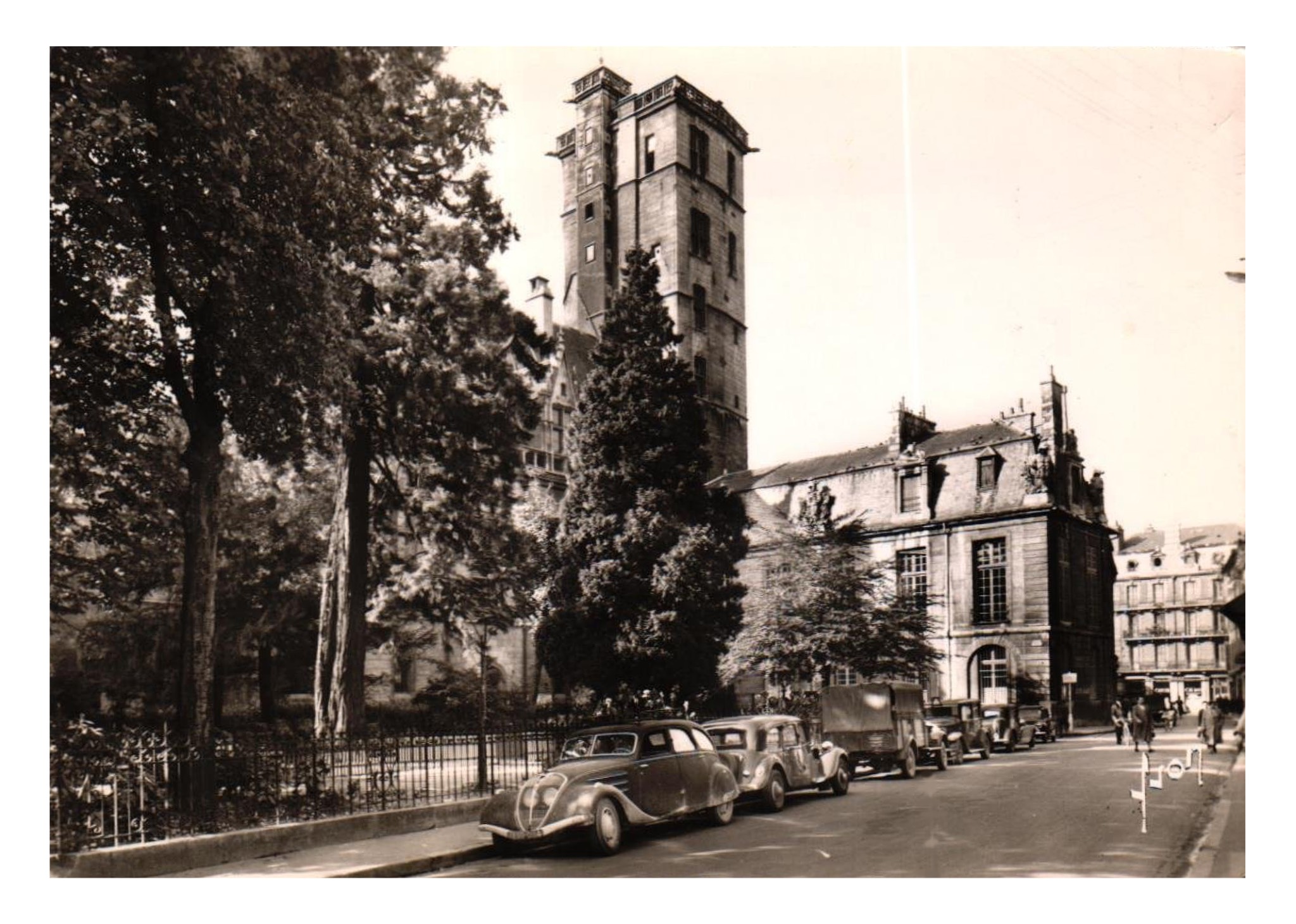 Dijon, Côte d'Or, la Tour du Palais des Ducs (Yvon) .jpg
