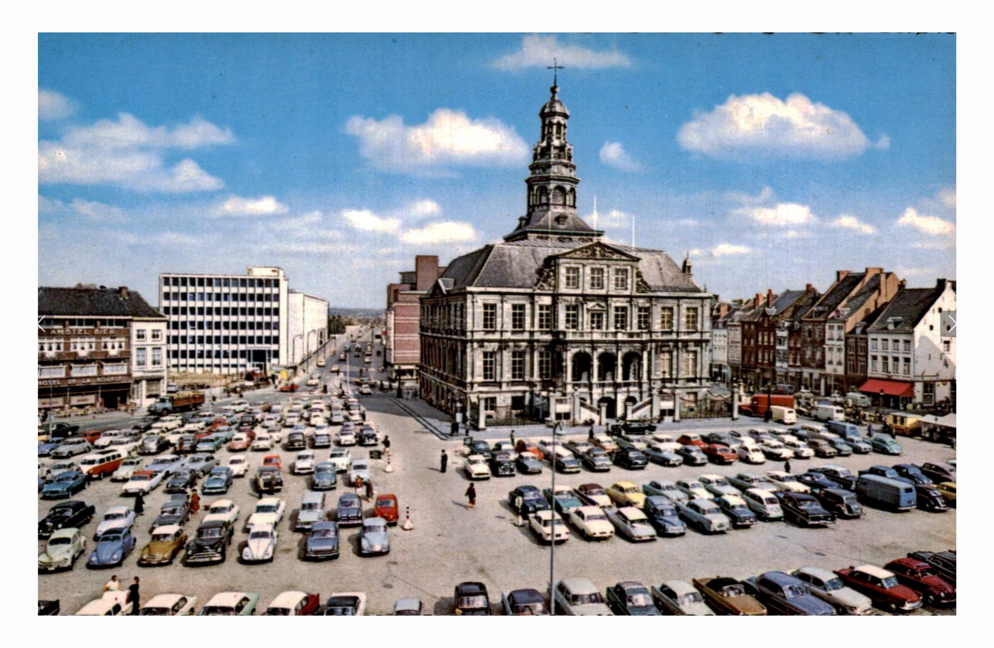Maastricht (NL) la Place du Marché et l'Hôtel de Ville.jpg