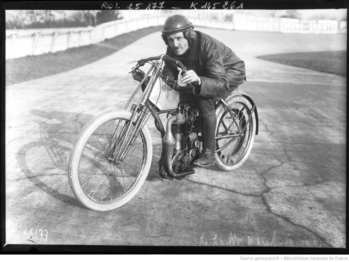 14-12-12, Lombard sur Albatros participant motocycliste à la course de côte de Gometz-le-Châte.jpg