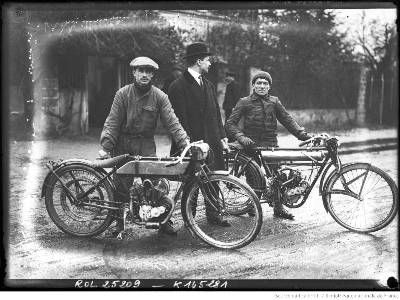 15-12-12, course de côte de Gometz-le-Châtel, équipe des motocyclettes Peugeot Lacroix et Perrin.jpg