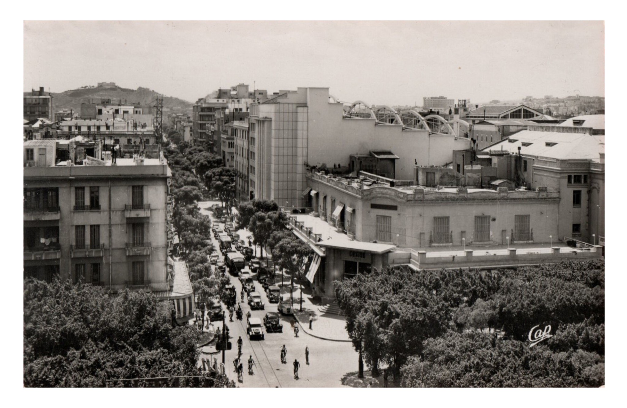 Tunis, Avenue de Carthage (Cap).jpg
