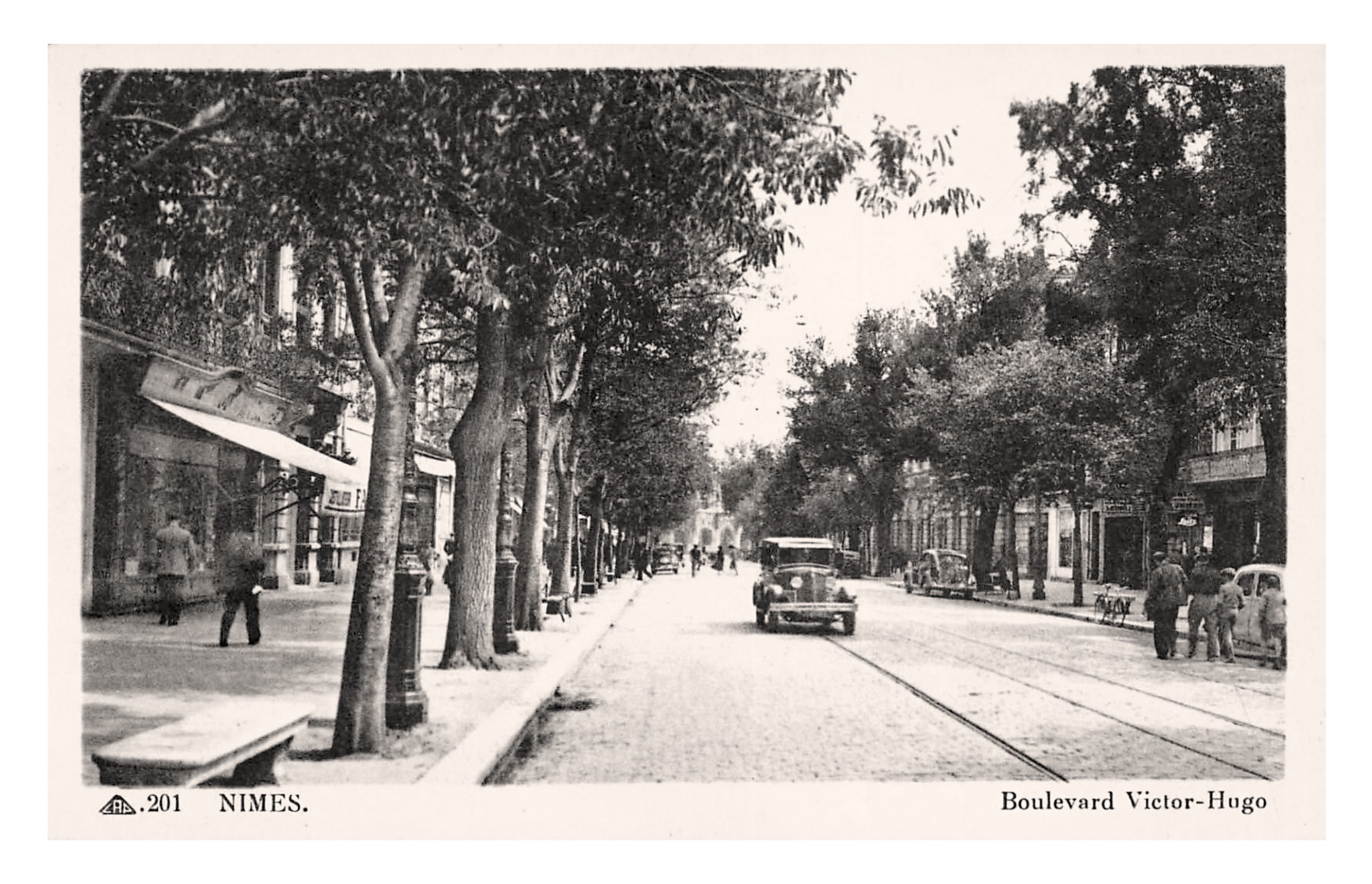 Nîmes (Gard) Boulevard Victor Hugo (CAP 201).jpg