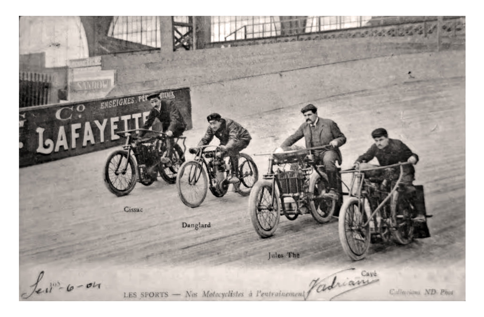 Les Sports, motocyclistes à l'entraînement (1900).jpg