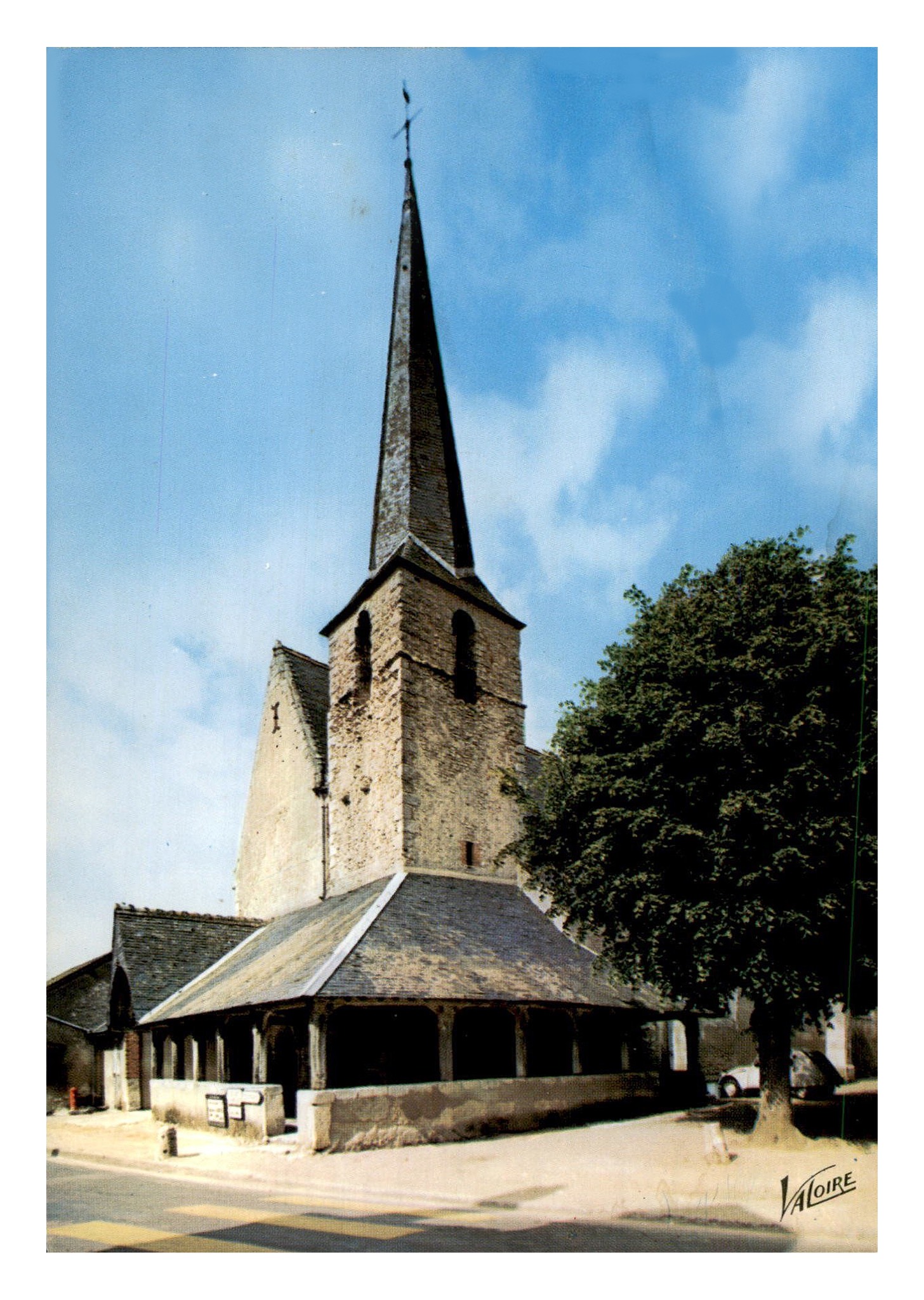 Cheverny, Loir et Cher, l'église et la halle des marchands du temple (VALOIRE, F I 919).jpg