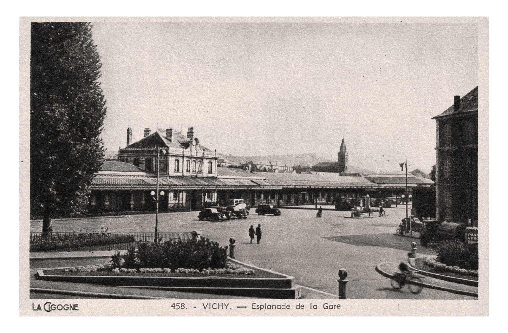 Vichy, Allier, Esplanade de la Gare (La Cigogne 458).jpg