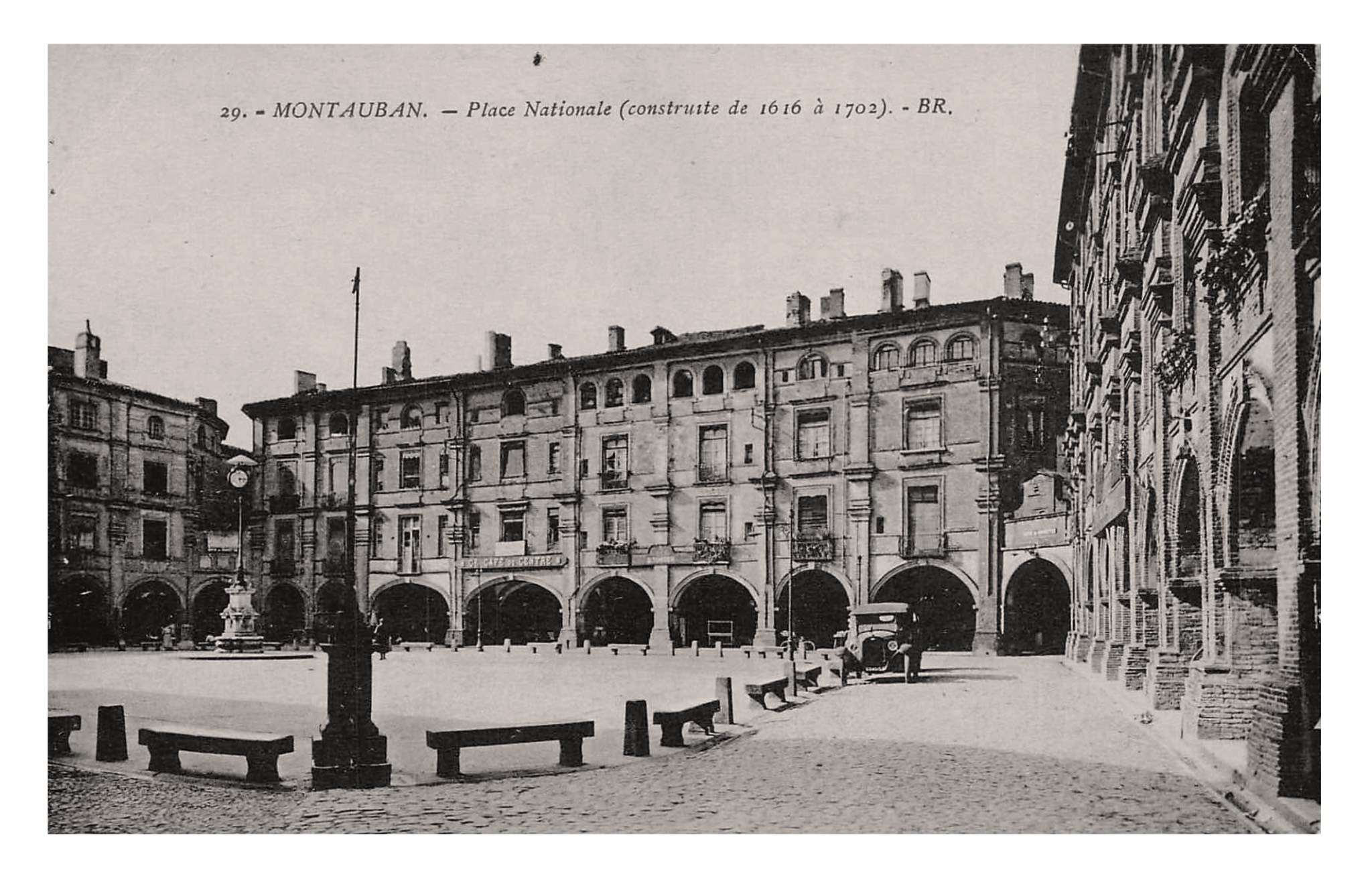 Montauban, Tarn et Garonne, Place Nationale (BR 29).jpg