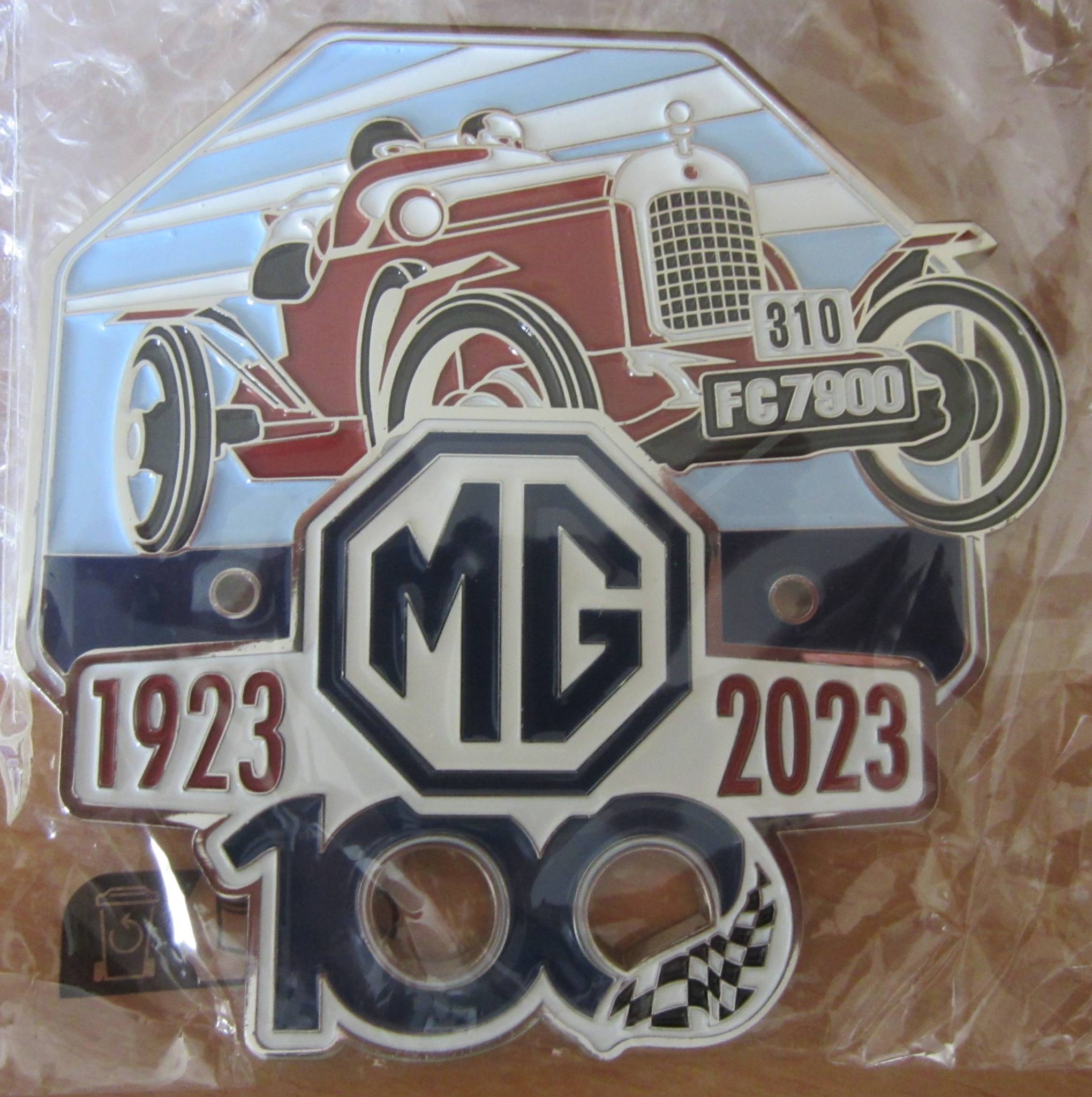 Badge Français des 100 ans de la marque MG.JPG