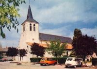 Argenton_287929_-_L_Eglise_-_Renault_5_de_1972.jpg